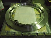 鉄（S45C）　φ1050　平行度、直角度0.01mm以内　大物精密研削加工